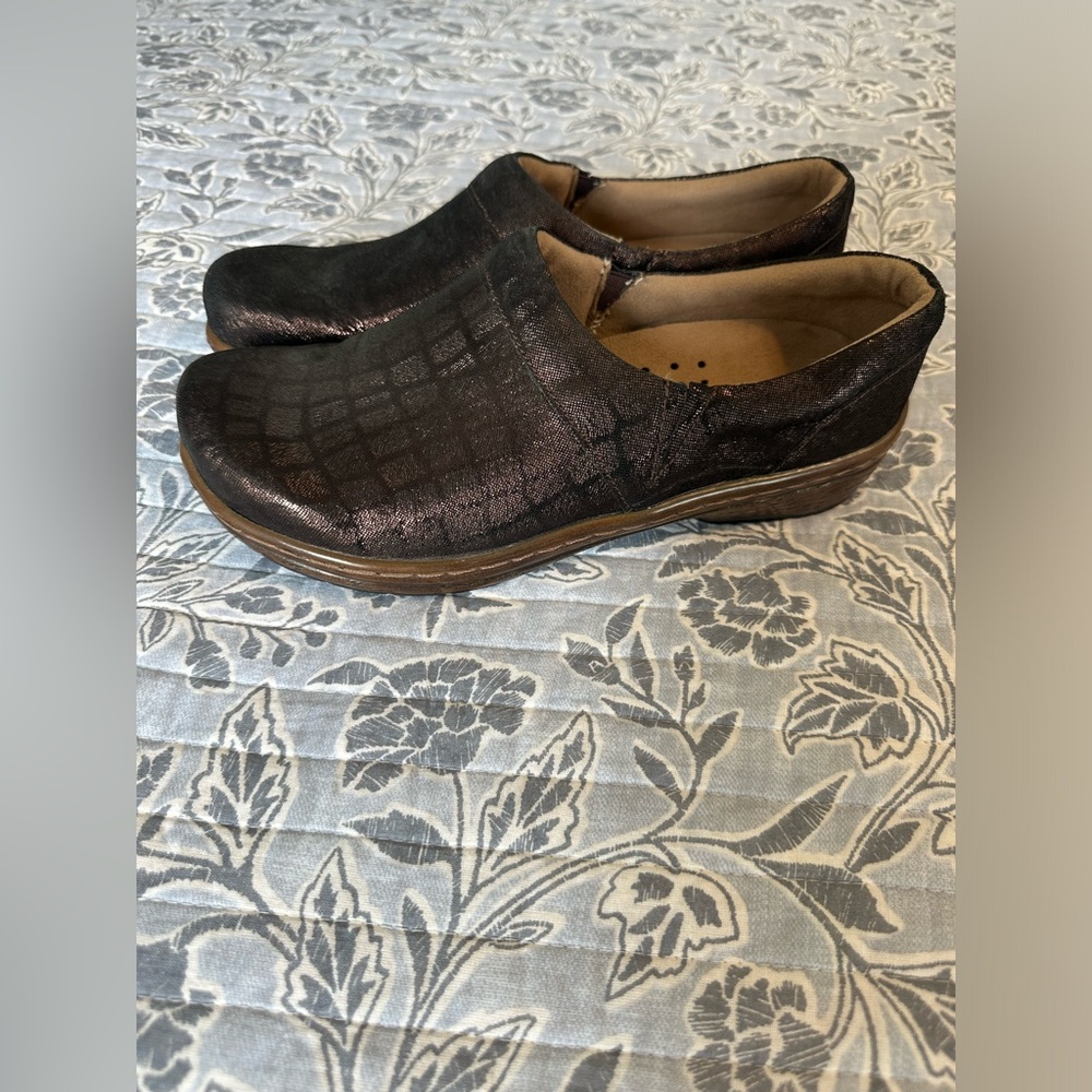Klogs, metallic brown crocodile print, size 11 - Picture 2 of 7